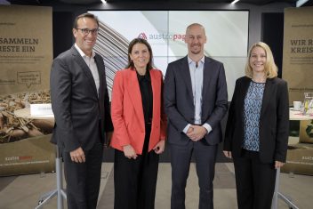 Austropapier Präsident Martin Zahlbruckner, Austropapier-Geschäftsführerin Sigrid Eckhardt, Austropapier-Nachhaltigkeitssprecher Sebastian Heinzel und AIT Senior Research Engineer Veronika Wilk im Rahmen der Jahrespressekonferenz der österreichischen Papierindustrie.